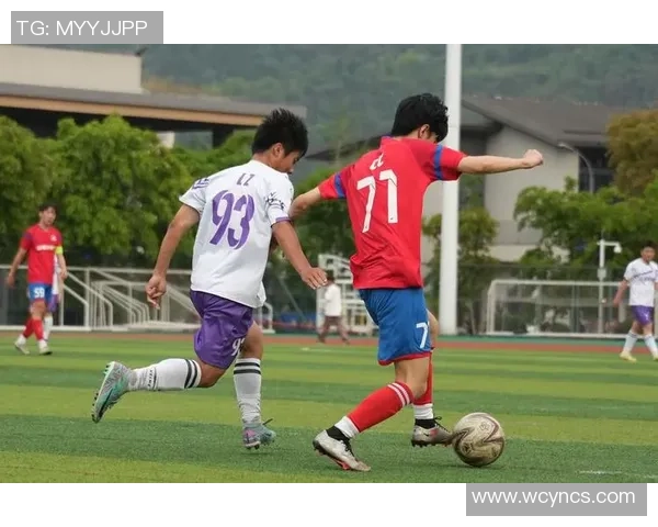 山城足球阴影下的青春梦想与拼搏精神的交织与碰撞